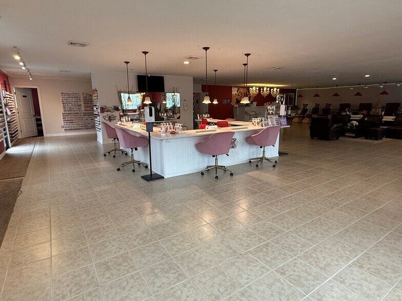 More Photos Of 160 - A Macarthur Blvd, Buzzards Bay Freestanding For Lease