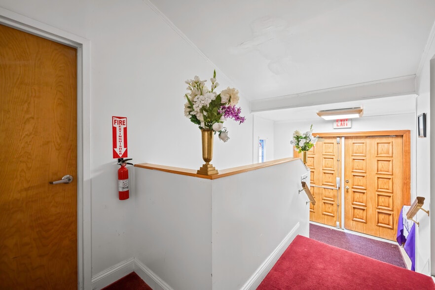 More Photos Of 109 Roslyn Rd, Roslyn Heights Religious Facility For Lease
