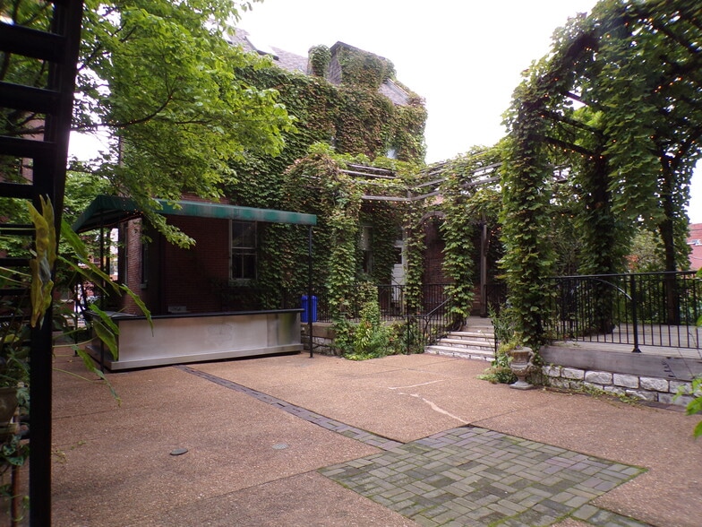 More Photos Of 1808 S 9th St, Saint Louis Freestanding For Sale