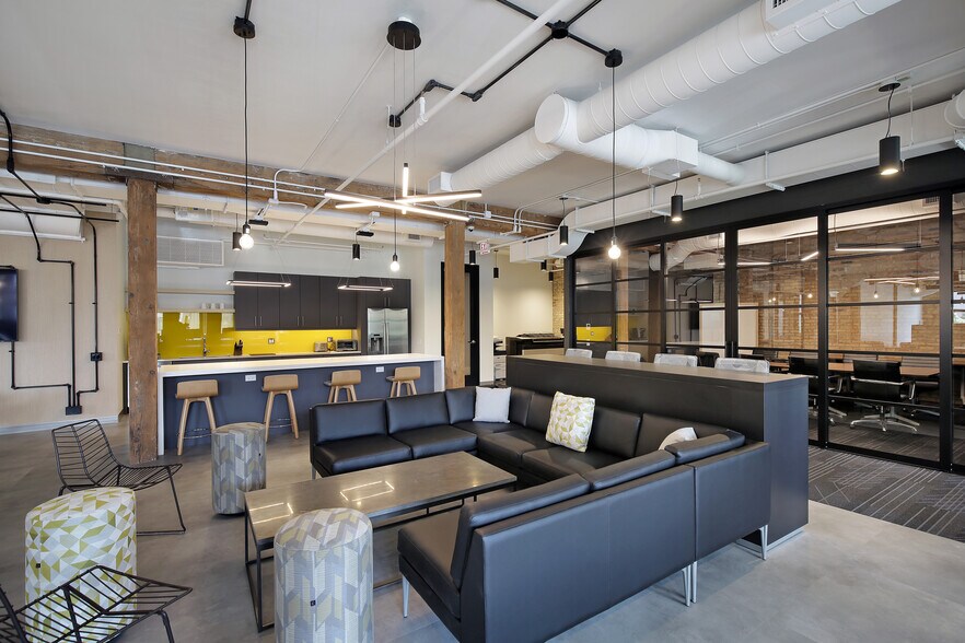 More Photos Of 1040 W Huron St, Chicago Apartments For Lease