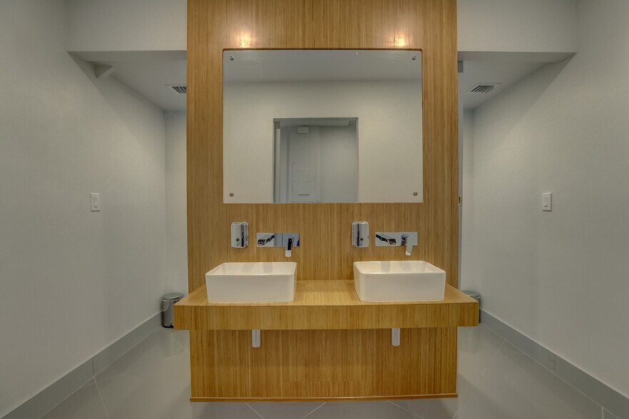 More Photos Of 2115-2145 SW 2nd Ave, Fort Lauderdale Showroom For Sale