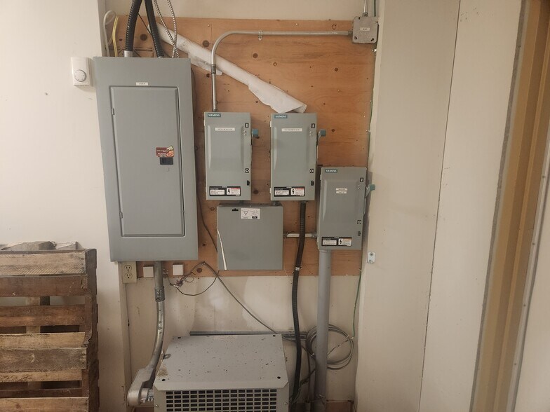 More Photos Of 7003 Steeles Ave W, Toronto Light Manufacturing For Sale