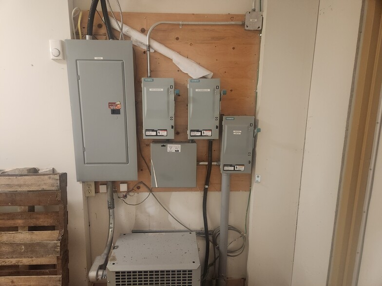 More Photos Of 7003 Steeles Ave W, Toronto Light Manufacturing For Lease