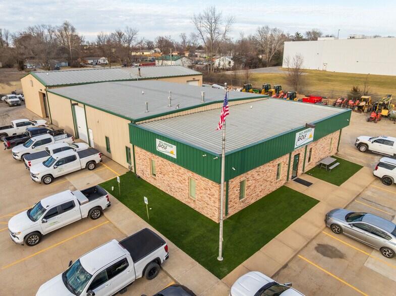 More Photos Of 1621 Se Summit St, Lee's Summit Light Distribution For Sale