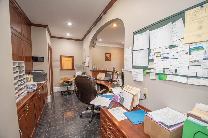 More Photos Of 385 Hawthorne Ln, Athens Medical For Lease