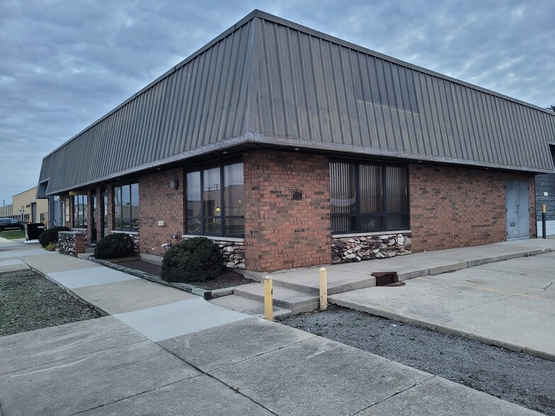 Primary Photo Of 2929 S 18th Ave, Broadview Showroom For Lease