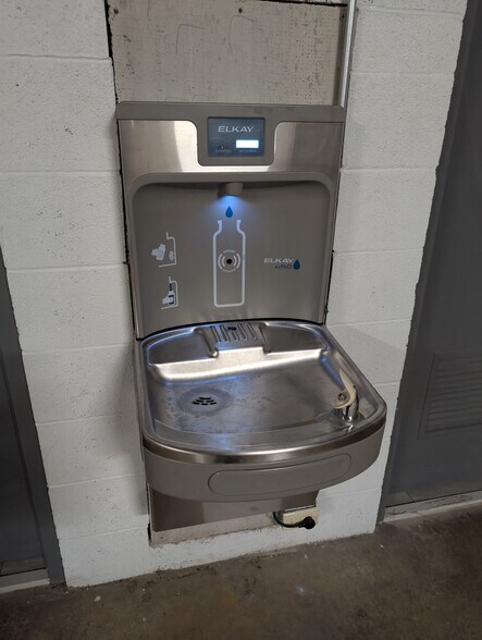 More Photos Of 40 S Third St, Walnutport Warehouse For Lease