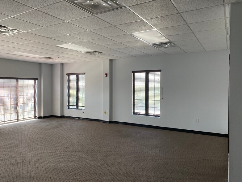 More Photos Of 2295 S Hiawassee Rd, Orlando Office For Sale