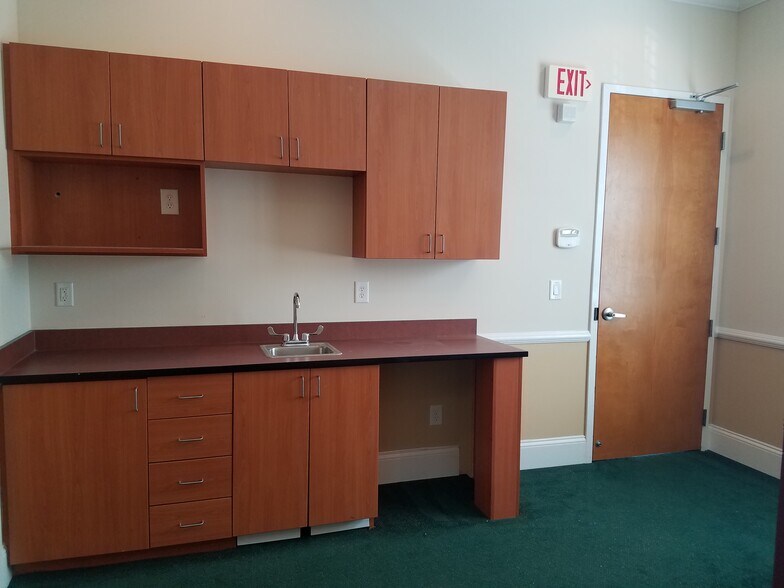 More Photos Of 4652 Lawrenceville Hwy, Lilburn Office Residential For Lease