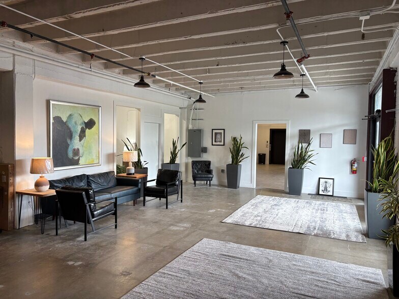 More Photos Of 2013 Broadway St, San Antonio Storefront Retail Office For Lease