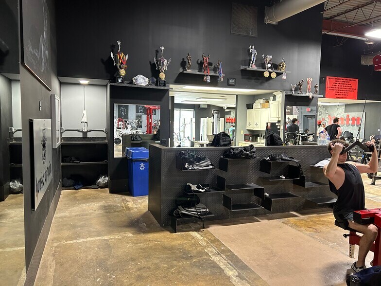 More Photos Of 251-253 Chesterfield Industrial Blvd, Chesterfield Warehouse For Sale