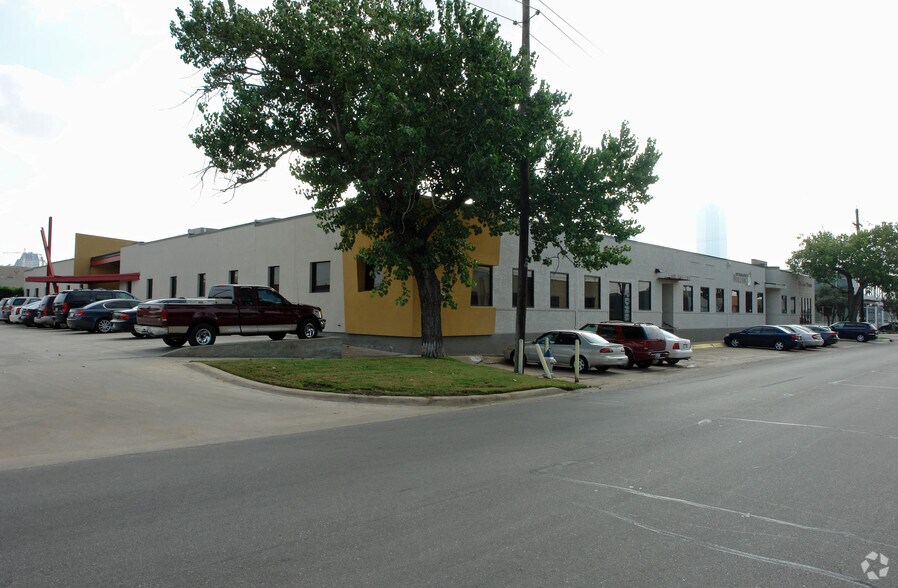 More Photos Of 1202 Dragon St, Dallas Flex For Lease
