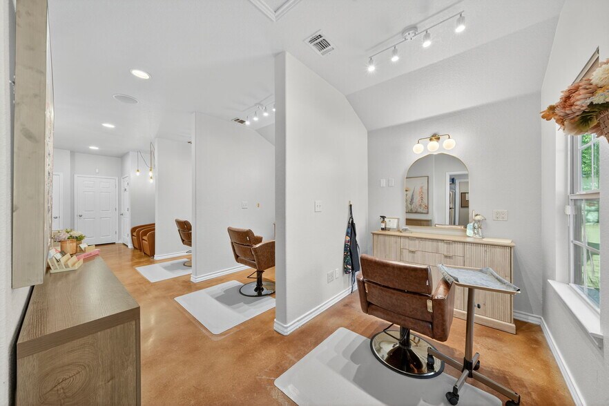 More Photos Of 930 E Blanco Rd, Boerne Showroom For Lease