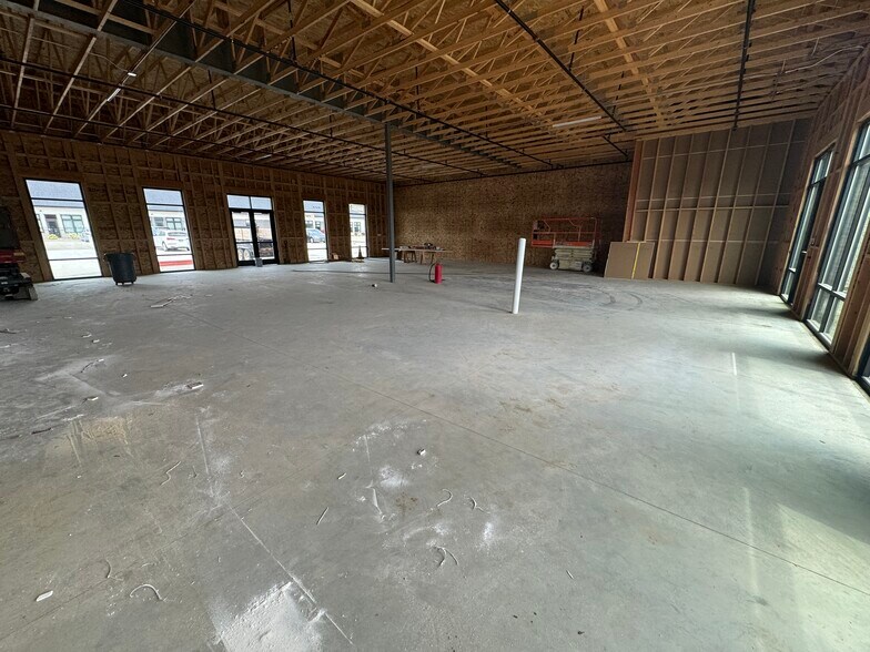 More Photos Of 14111 Douglas Pkwy, Urbandale Storefront Retail Office For Lease