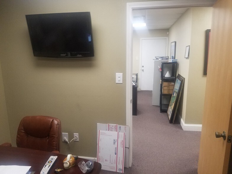 More Photos Of 1021 NW 6th St, Oklahoma City Office For Sale