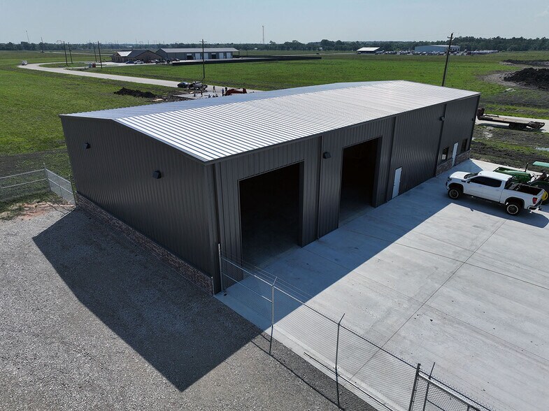 More Photos Of 8690 Industrial Parkway, Beaumont Warehouse For Lease