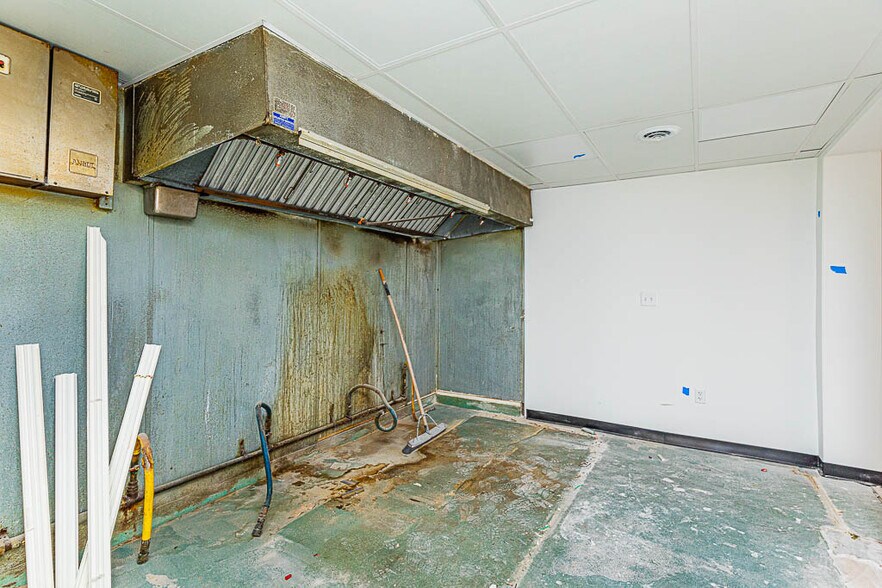 More Photos Of 13185 Hanover Courthouse Rd, Hanover Freestanding For Lease