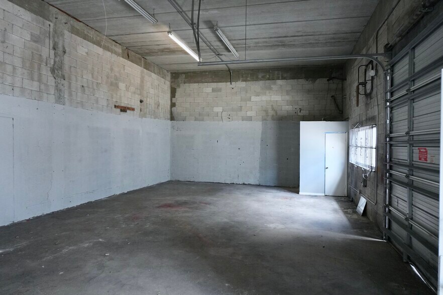 More Photos Of 2282 NW 21st Ter, Miami Warehouse For Lease