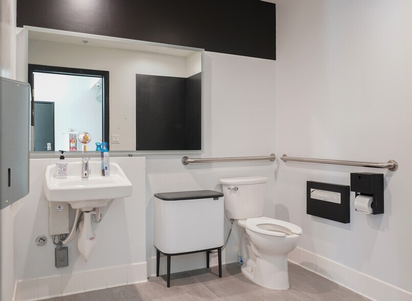 More Photos Of 353 S Palm Canyon Dr, Palm Springs Medical For Sale