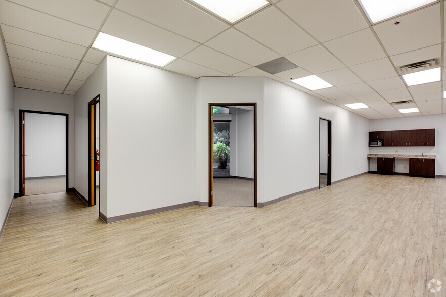 More Photos Of 4015 S McClintock Dr, Tempe Unknown For Lease