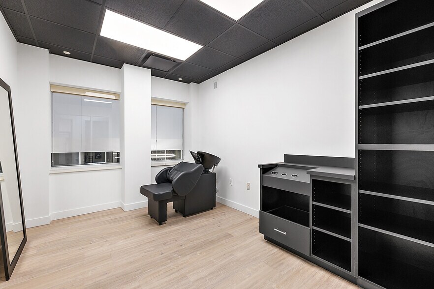 More Photos Of 801-803 W Big Beaver Rd, Troy Office For Lease