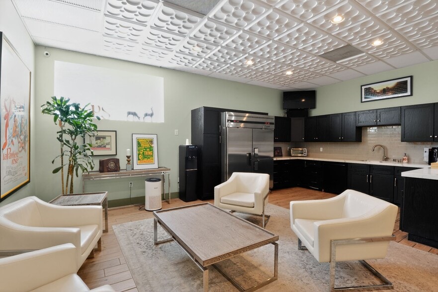 More Photos Of 923 N Hollywood Way, Burbank General Retail For Sale