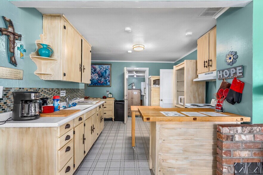 More Photos Of 402 Montesano St, Westport Flex For Sale
