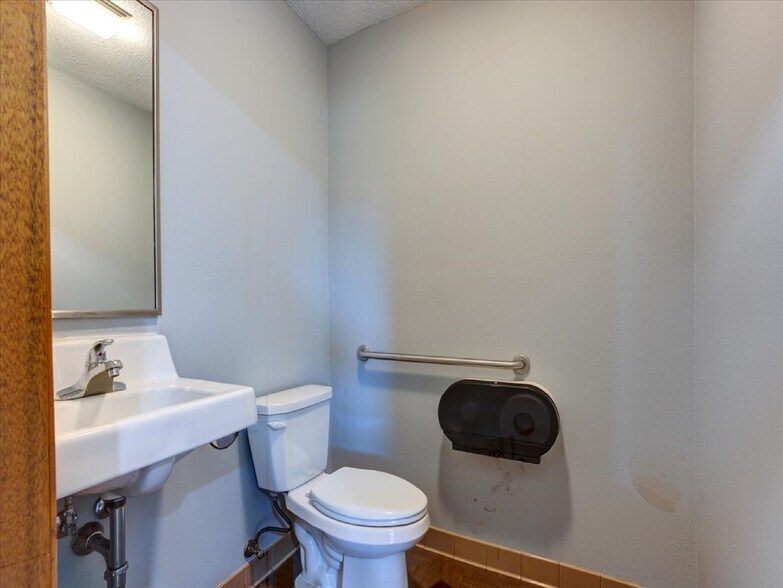 More Photos Of N6387 Hwy 25, Durand Office For Sale