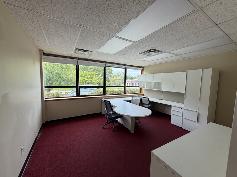More Photos Of 80 Skyline Dr, Plainview Research And Development For Lease