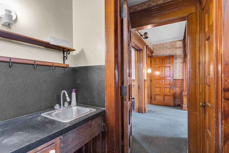 More Photos Of 601 S Jackson St, Jackson Office For Sale