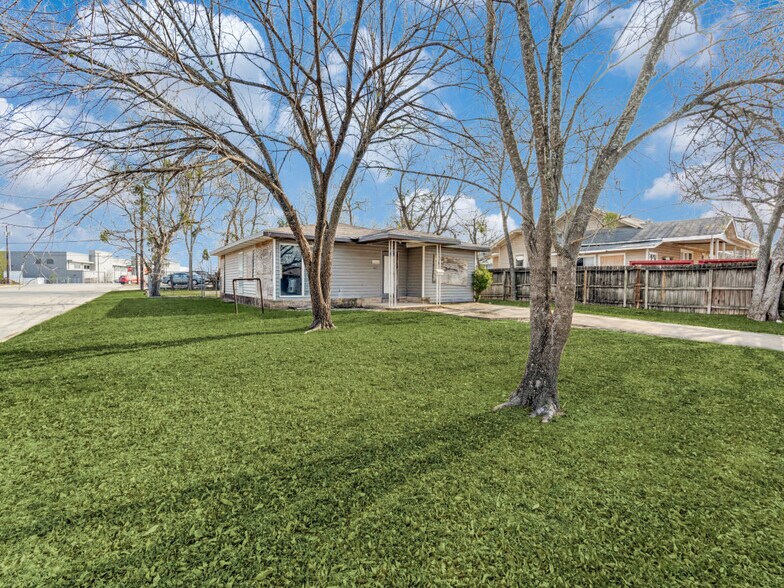 More Photos Of 1415 Jackson St, New Braunfels Office For Sale