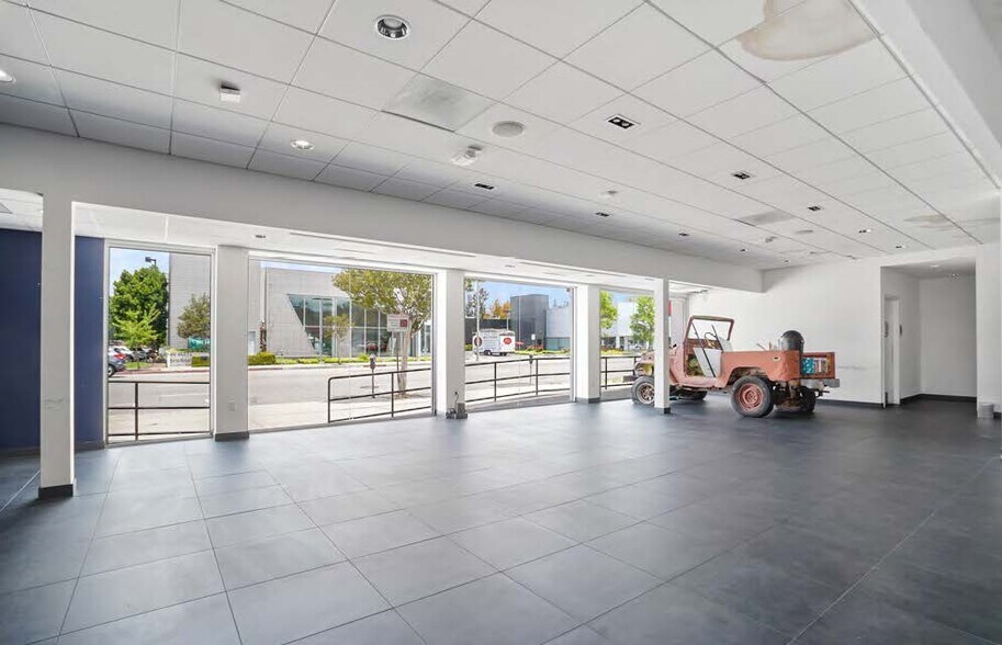 More Photos Of 21326 Ventura Blvd, Woodland Hills Storefront Retail Office For Lease