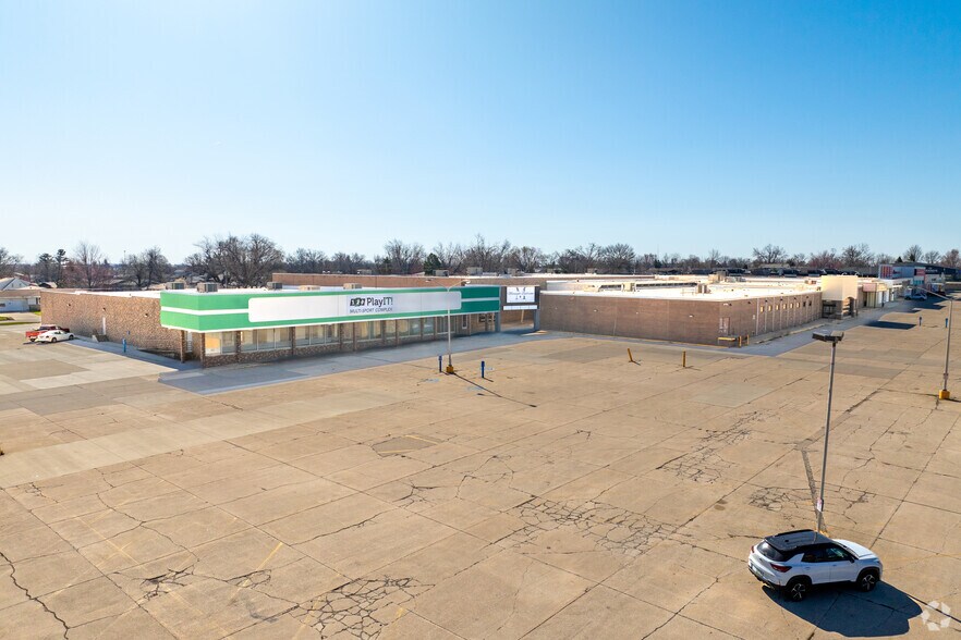 More Photos Of 1700 S Center St, Marshalltown General Retail For Sale