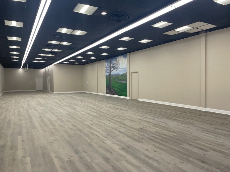 More Photos Of 501-515 Eastern Blvd, Essex General Retail For Lease