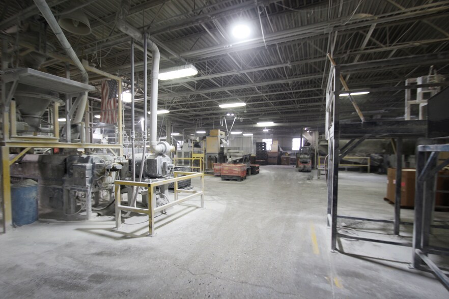 More Photos Of 104 Lee St, Lodi Manufacturing For Lease