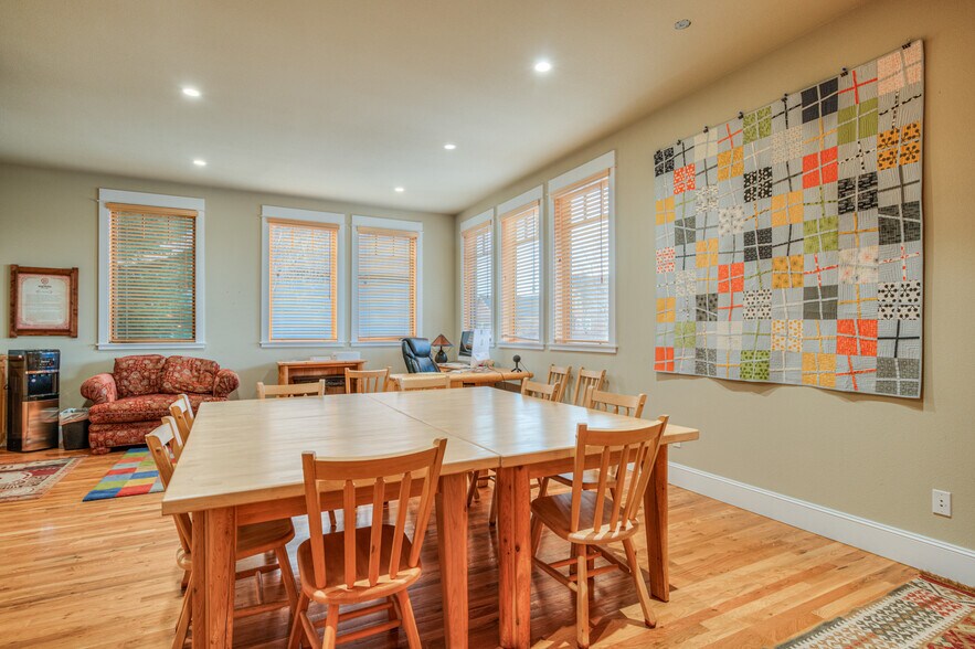 More Photos Of 257 S Pine St, Sisters Office For Sale
