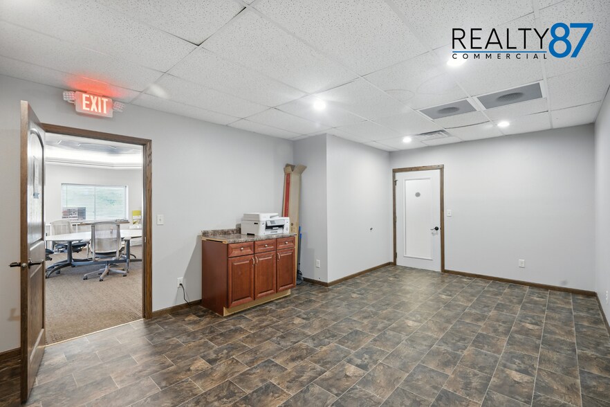 More Photos Of 2700 Stonegate Ct, Hiawatha Showroom For Sale