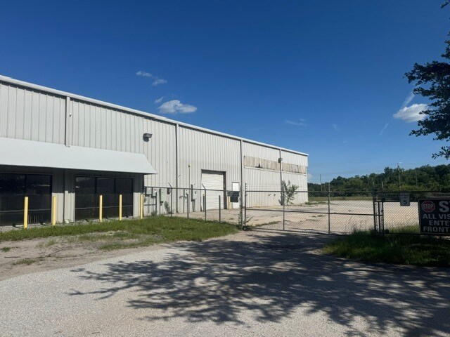 More Photos Of 9507 Palm River Rd, Tampa Warehouse For Lease