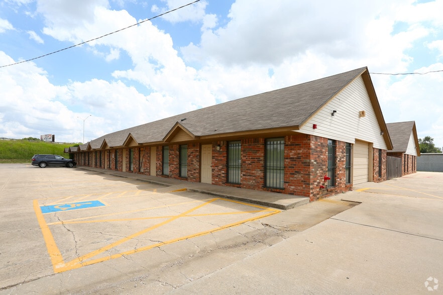 More Photos Of 221-229 N I-35 Service Rd, Moore Office For Lease
