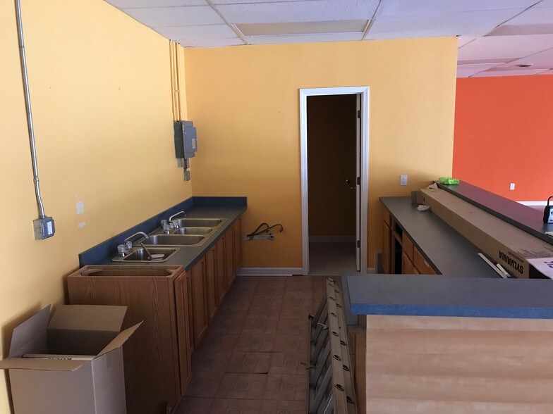 More Photos Of 3805 N Oak Trfy, Kansas City Office For Lease