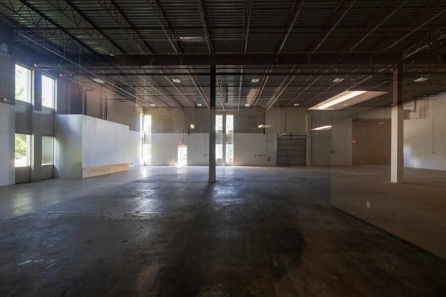 More Photos Of 5600-5628 Lincoln Dr, Edina Light Distribution For Lease