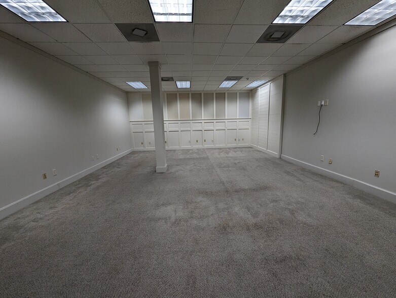 More Photos Of 800 3rd Ave, West Point Office For Sale