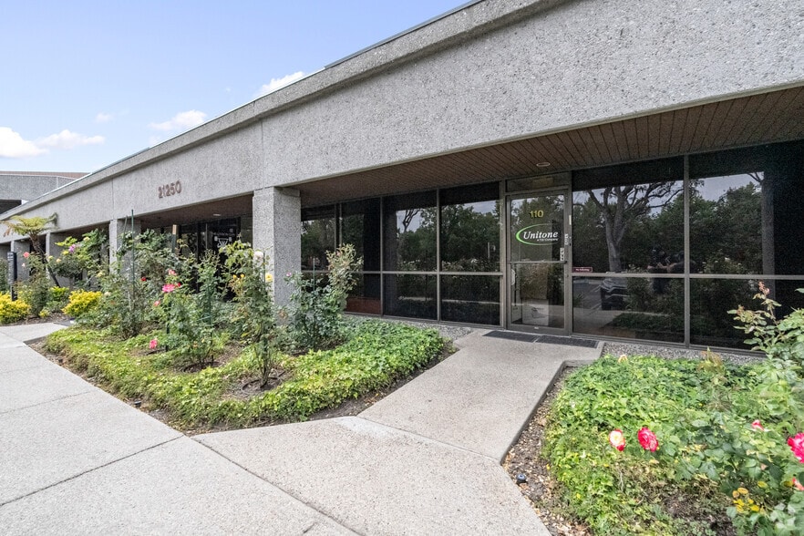 More Photos Of 21250 Califa St, Woodland Hills Research And Development For Lease