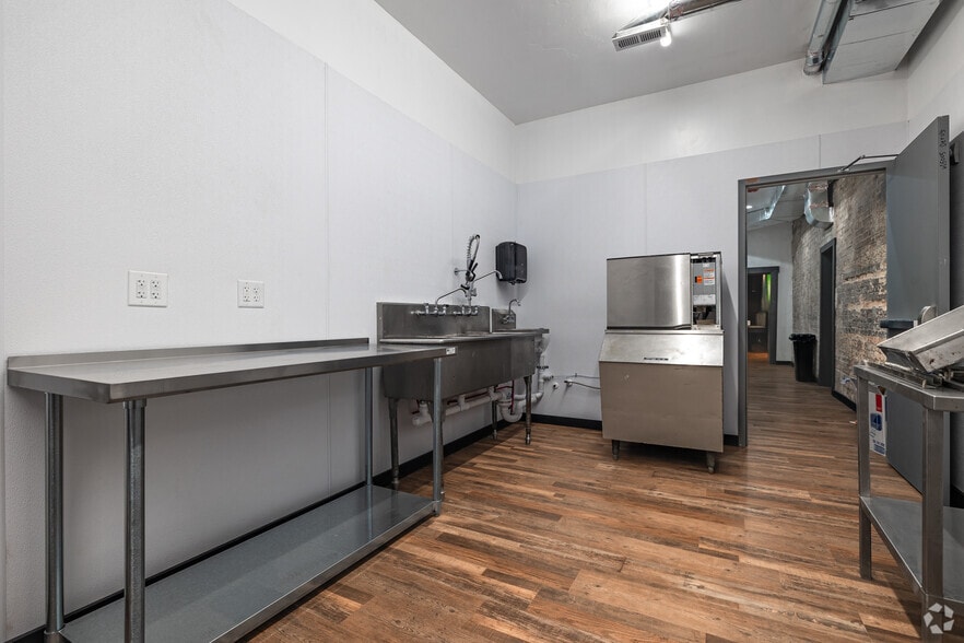 More Photos Of 1011 Front St, Evanston Restaurant For Lease