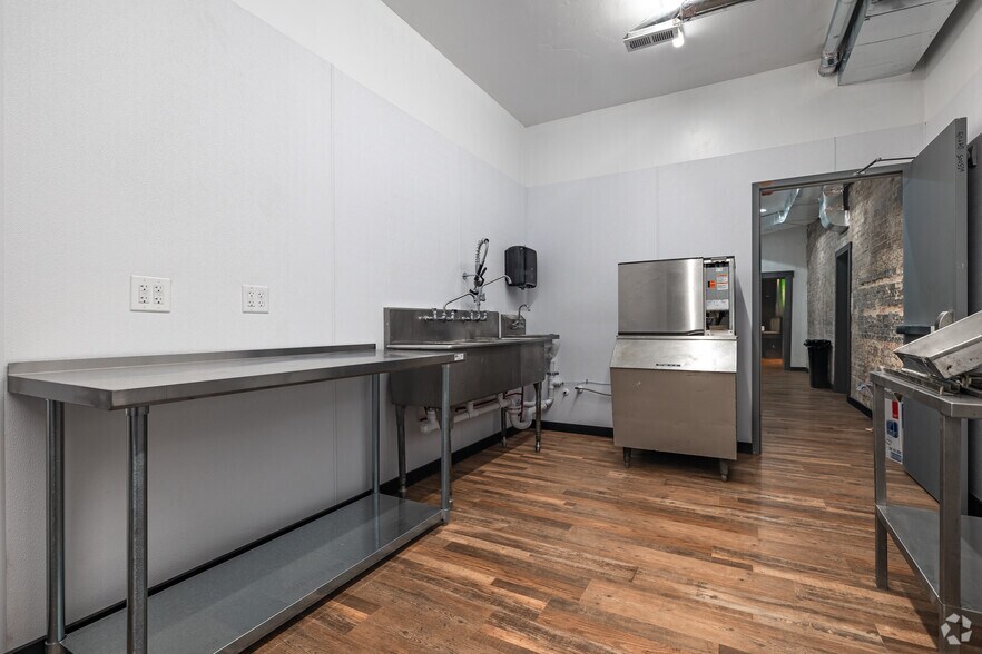 More Photos Of 1011 Front St, Evanston Restaurant For Lease