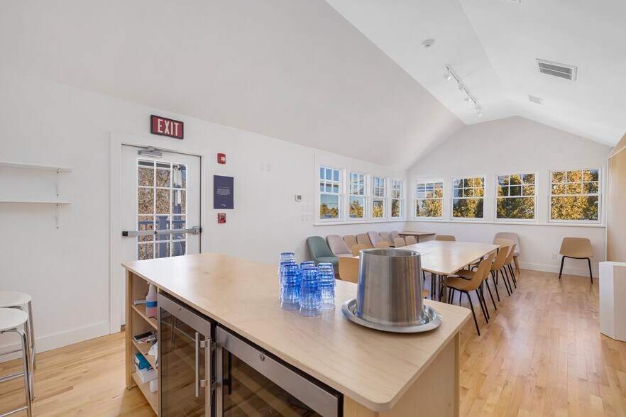 More Photos Of 14 Narragansett Ave, Jamestown Restaurant For Lease