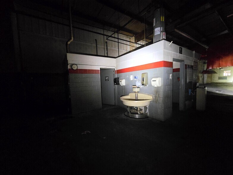 More Photos Of 401 E 5th St, Pinconning Distribution For Sale