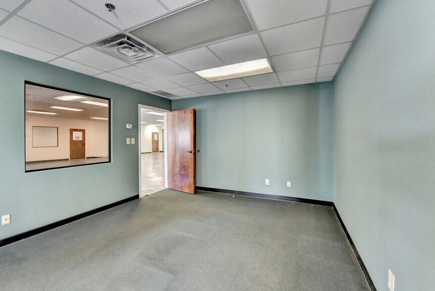 More Photos Of 2679 Peachtree Sq, Doraville Warehouse For Sale