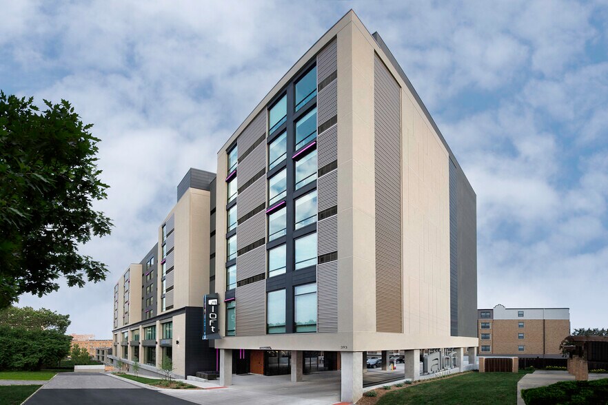 More Photos Of 4600 Wornall Rd, Kansas City Hotel For Lease