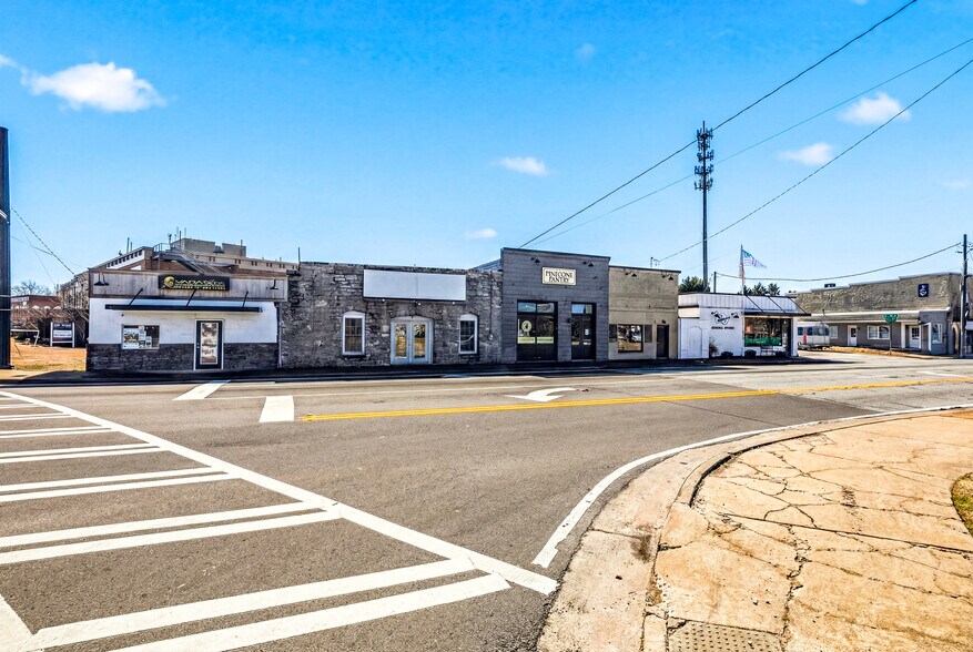 More Photos Of 410 Grayson Pky, Grayson Storefront For Sale